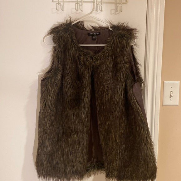 Faux fur vest with leather trim on the side - Picture 1 of 3